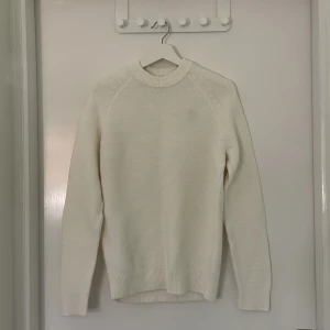 Stickad tröja  - Vit stickad tröja, regular fit, från H&M i storlek S. Använd en gång!!!