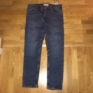 Straight jeans - Mörkblåa jeans, bra skick och som jag säljer då jag vuxit ut dem. Passform: straight