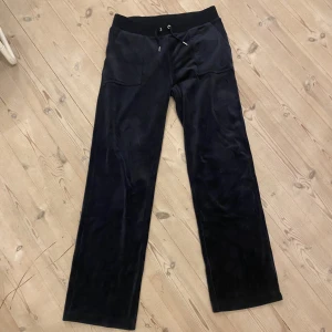 Juicy couture byxor - Säljer mina juicy cutoure byxor! De är i storlek M, de är i bra skick och inte använda så många gånger. Jag köpte de på NK för 1100kr och säljer de nu för 600kr. 