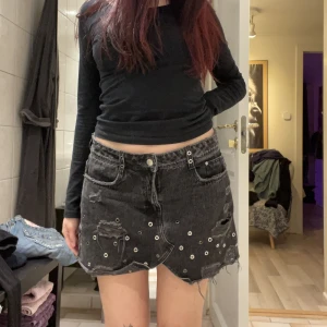 Jeanskjol - Jeanskjol från zara med jättefina detaljer, står strl L. Midjemått 84, kjolens längd 33cm