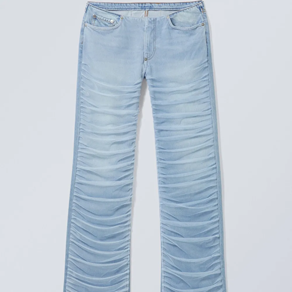 Säljer dessa ascoola mesh jeansen från weekday då de tyvärr var för stora. Helt nya med prislappen kvar. Lågmidjade. De är mindre i storleken!!. Jeans & Byxor.