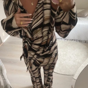 Zara set - Säljer denna otroligt fina zara set, storlek 38 men snarare storlek 36. Väldigt fin och i väldigt bra skick🤍
