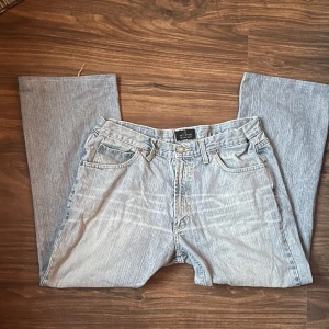 Blå låga jeans - Baggy blå låga jeans. Bra skick o insydda så de passar S. Kontakta för mått o fler bilder eller frågor!. 