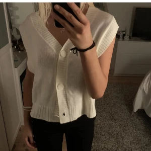 Cremevit Väst - Cremevit jättesöt väst från H&m. Helt ny, storlek S!