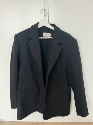 Oversized kavaj - Denna fina kavaj är i svart från Nelly. Köpt förra hösten och det är i ett tjockt tyg så man kan ha den som jacka på höst/vår. Det blåser inte igenom eller så, pga den är så tjock i materialet. Supersnygg och passar ju till allt!! Nypris 1000. 