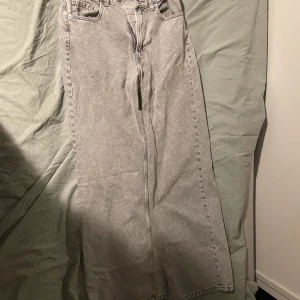 H&M baggy jeans storlek 166/72A - Jag har använt dom en gång sedan de köptes. 400kr säljes för 180kr