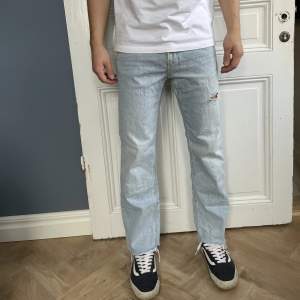 Ljusblåa hollister jeans med rak passform. Avklippta nere för en menad sliten look. Inte särskilt använda så bra kvalité. W29, men passar också 30. L30. Nypris: 59 $ = 650 kr