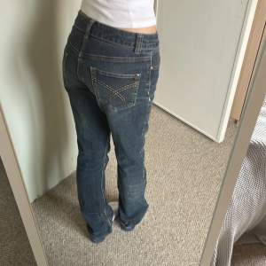 Jeans med tryck på rumpan, bra skick inga defekter! Skriv vid frågor om mått eller annat