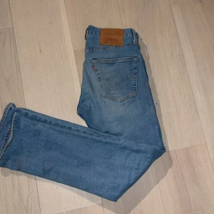 Helt nya Levis 501  - Jättefina jeans från Levis köpta för 1100 säljer för 600kr använda 10 gånger priset är ej hugget i sten!