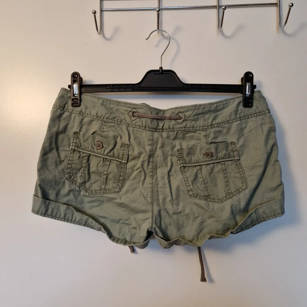 Superbekväma lågmidjade cargoshorts som är sparsamt använda och passar de flesta från liten s till stor m då de sitter snygg baggy❤️ midja: 44 cm. Shorts.