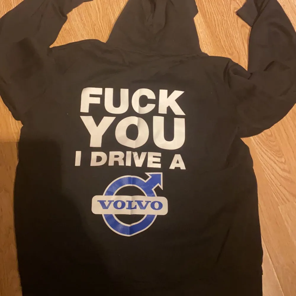 Nästan ny skick storleken är xl men känns som L-M. Hoodies.