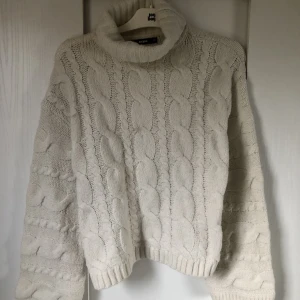 Mysig stickad tröja - Ganska stor i storlek. Tar endast swish, skriv om intresserad 