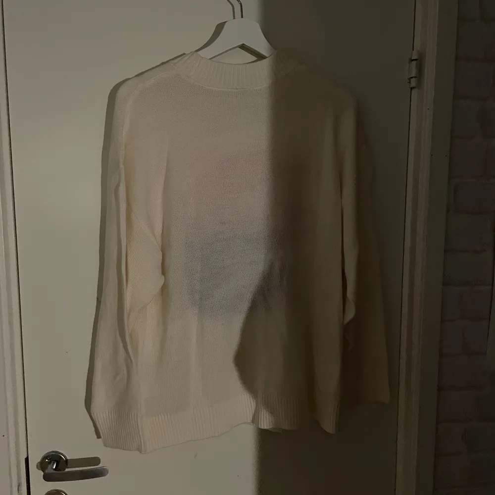 En hellokitty tröja i nyskick, köpte för ca ett år sedan men har aldrig använts.. Tröjor & Koftor.