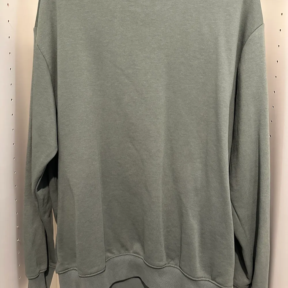 En HM sweatshirt som har använts ett par gånger men ser lika fin ut. . Tröjor & Koftor.