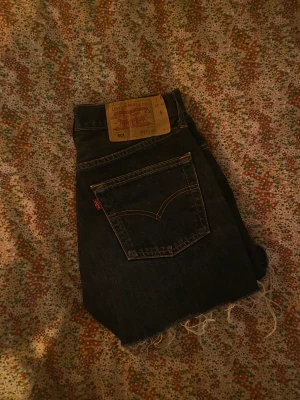 mörkblå levis shorts  - levis 501 shorts köpta här på plick som jag säljer för dom är för små💞 midjemått: 72 cm, ”lår”-mått: 46 cm 