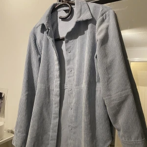 Manchester jacka  - En mycket fin blå Manchester jacka! Sparsamt använd. Säljer då jackan är på gränsen till för liten 