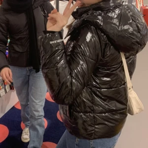 Calvin klein vinterjacka - (💢EGEN BILD💢)  Säljer min svarta (glansiga) Calvin Klein vinterjacka. Använd förra vintern fåtal gånger. Inga deffekter. Köpt på Zalando för 2195kr. Mitt pris 1450. Pris kan diskuteras vid snabb affär. 💓(öppen för prisförslag!!) Skriv PM för fler bilder💓