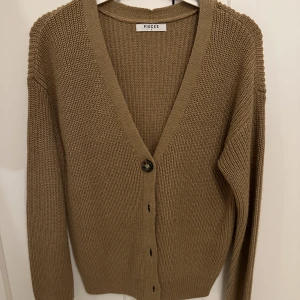 Kofta - Kofta från Pieces, aldrig använd 💕