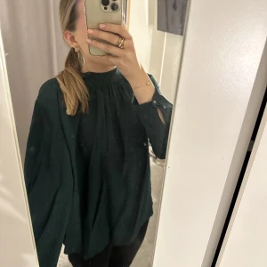 Fin blus - Blus i så snygg färg, köparen står för frakt 💕