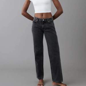 Säljer ett par svarta jeans från Gina Tricot, fint skick💕