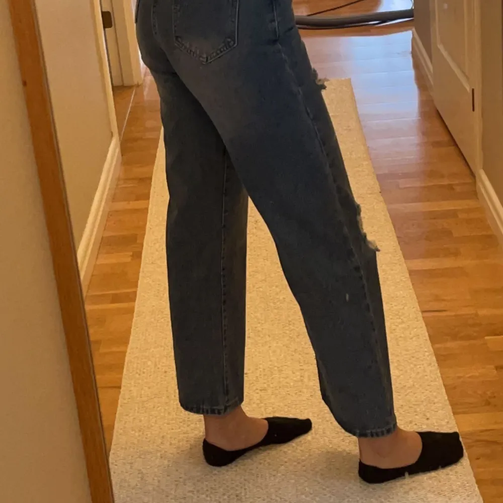 Hej!  Säljer dessa snygga byxor i storlek XS (kanske S). Hon i bilden är ca 165 cm lång! Om ni ska köpa så säg till. Möts upp i Mölnlycke eller Göteborg! För fler frågor, kontakta mig!🍀. Jeans & Byxor.