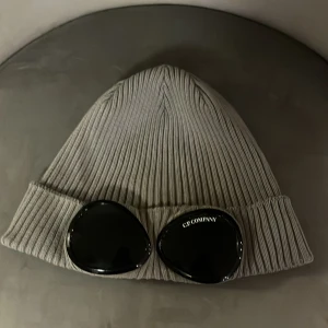 Cp company mössa - Säljer cp company mössa fint skick