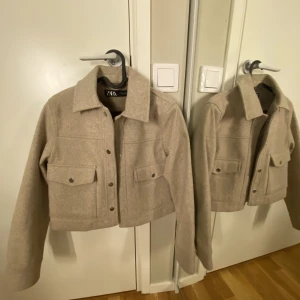 Kort kappa - Väldigt snygg kort kappa från zara. Använd ungefär tio gånger, inga fläckar eller skador. Du kan ge andra prisförslag. Går att vika upp kragen också som man kan se lite på bilden om man vill det!💗🤩😻