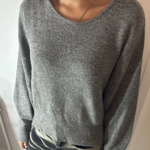 Stickad tröja - Så skön stickad tröja från hm som hade krage till men jag klippte bort den då den blev snyggare utan🩶🩶