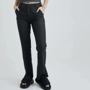 Kostymbyxor  - Jätte fina kostymbyxor från bik bok, de är mellan hög midjade. (Hjälper en vän)