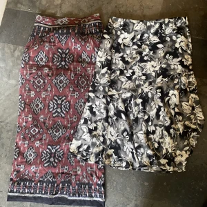 Långkjol - Den till höger är storlek 38 från Kappahl. Den till vänster står det ej- men den är mindre. Bägge för 150, de toppen pris :)