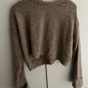 Stickad tröja - Rensar garderoben och hittade den här, det är en tröja från Nelly, tyvärr aldrig kommit till användning. Storlek M men skulle passa xs/s Ärmarna är vida och den är croppad, kan tänka mig att dne skulle va superfin till ett par jeans🤍 Priset går att ändra