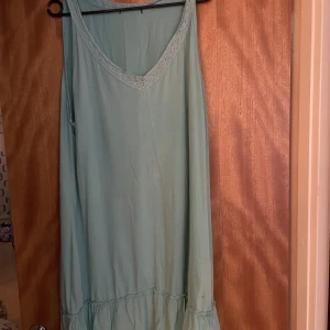 Turkos klänning  - Klänning i använt fint skick . Längden är så den når precis under knäna 