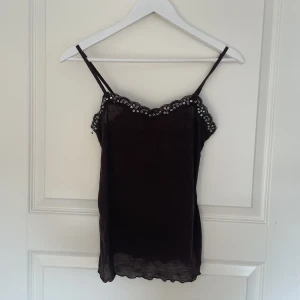 Festlinne⭐️ - Säljer detta festlinne från look, från 90-talet. En piljett har släppt, se på sista bilden. Annars i fint skick! Hör av dig vid frågor🤍🤩