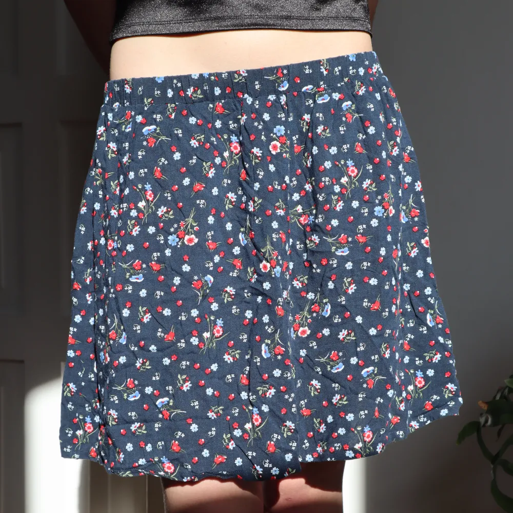 Skön somrig kjol från Hema, köpt i Holland. Stretchig midja så väldigt anpassningsbar, går att ha vart som på midjan. Säljer för att jag inte använder den längre 🧚🏼‍♀️. Kjolar.