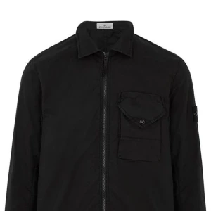 Stone Island Overshirt Size M - Säljer min overshirt i nyskick! Inga flaws, köpt på SI i Stockholm. Hör av dig för fler bilder. (Priset går att diskutera, och är så pass högt så modellen slutat tillverkas och jackan kommer bli sällsynt) 
