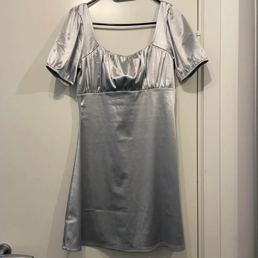 Säljer nu denna super gulliga klänning då den aldrig kommer till användning.. Klänningar.