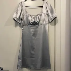Säljer nu denna super gulliga klänning då den aldrig kommer till användning.