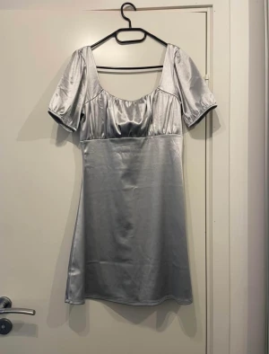 klänning  - Säljer nu denna super gulliga klänning då den aldrig kommer till användning.