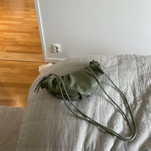 Bottega liknande väska  - Säljer min fina väska från nakd som liknar den från bottega! 