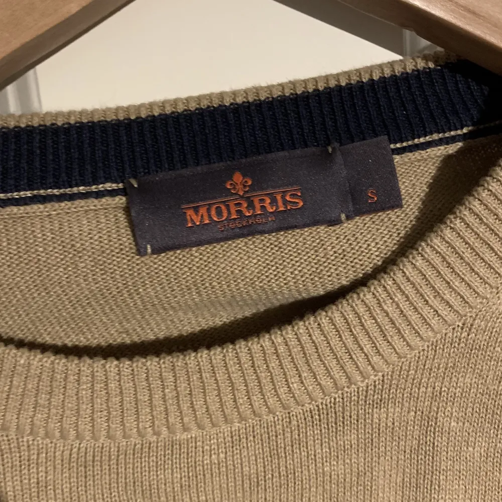 En Morris tröja i storlek S. Säljer för att den inte kommer till andvänding. Den kostar 1400kr ny. Pris kan diskuteras.. Tröjor & Koftor.
