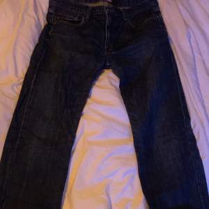 blåa low waist tommy hilfiger jeans köpta på sellpy.