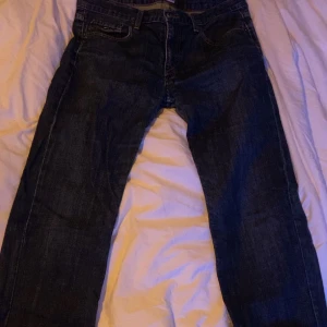 blåa jeans - blåa low waist tommy hilfiger jeans köpta på sellpy.