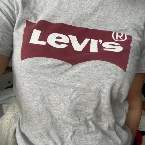 Levis T-shirt, säljes fräsch och snygg! 
