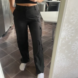Byxor  - Cargobyxor från Gina Tricot som bara är använda 1 gång. (Jag är 160 cm) 💘