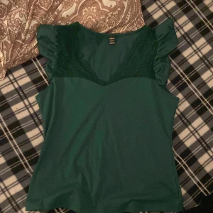 Söt grön top  - Helt ny!