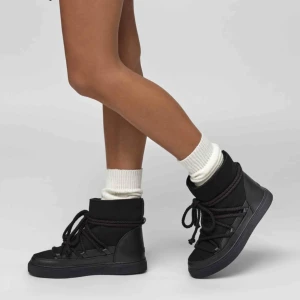 Inuikii skor - Jag säljer nu mina svarta Inuikii skor då den inte används. De är använda få gånger och är därav i riktigt bra skick!❤️