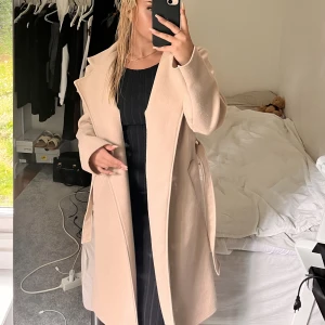 Beige Kappa - Säljer min beiga kappa då den är för stor för mig (sthl L)🧥 Sparsamt använd 🪙 Tjockt Material och väldigt skön💋 Kommer inte ihåg org pris eller märke så kan tänka mig gå ner i pris 🫶 Prefekt nu till hösten! 🍁