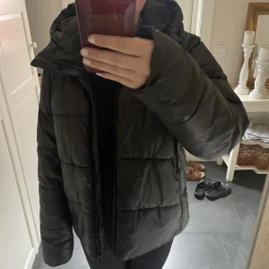Hm jacka  - Säljer denna skit snygga jackan från HM då jag inte använder den längre. Bra stick och ändas använd nån gång 😊🥰