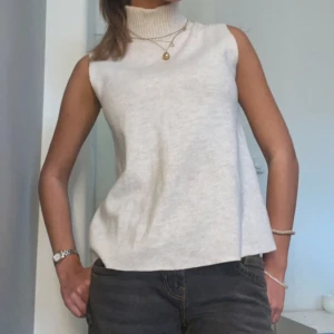 Zara tröja - Super fin tröja från Zara i beige, perfekt nu till hösten!🩷 Storlek S Tröjan är i bra skick och bara använd 2-3 ggr.