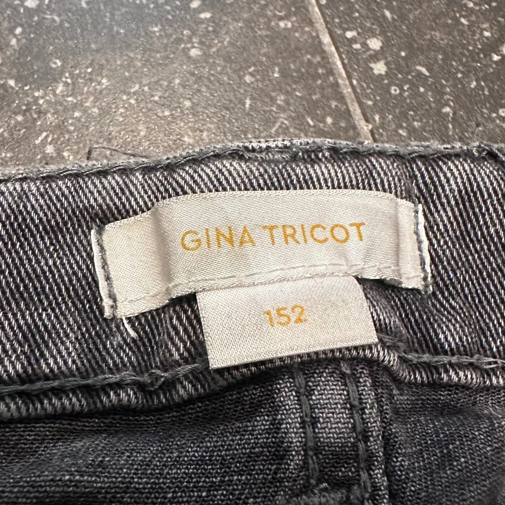 Säljer mina mörktgråa lågmidjade Bootcut jeans från Gina tricot. De är i storlek 152. Har sytt lite vid ena bakfickan men synd inte när man har dom på (se sista bild) därav priset. Hör av er vid frågor. Köparen står för frakten!. Jeans & Byxor.